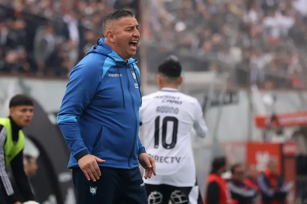 Jaime García da indicaciones en el Monumental. (Jonnathan Oyarzun/Photosport).