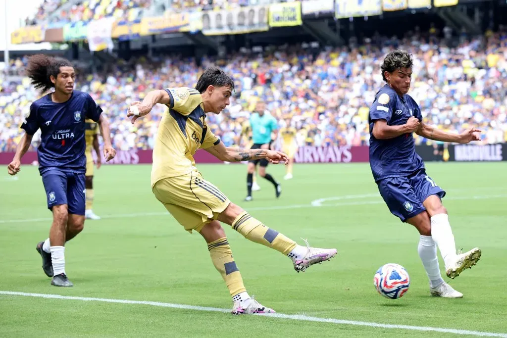 Exequiel Zeballos en acción frente al Auckland City en el Mundial de Clubes. (Alex Grimm/Getty Images).