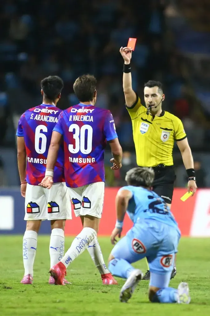 Fernando Véjar expulsó a Sebastián Arancibia de la UC. (Alex Diaz/Photosport).