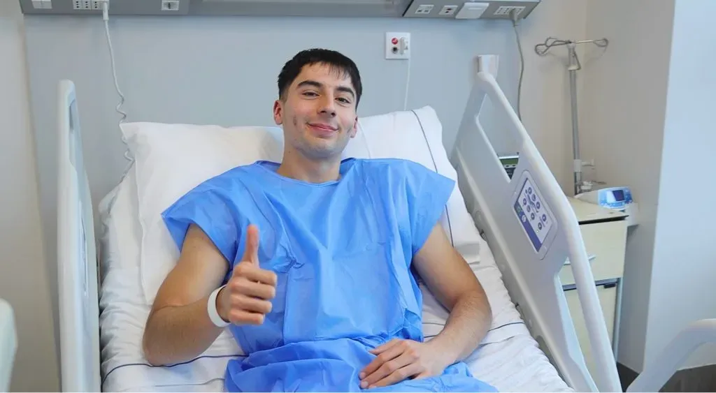 El joven Gabriel Pinochet fue operado de forma existosa. Foto: Cedida Clínica MEDS.