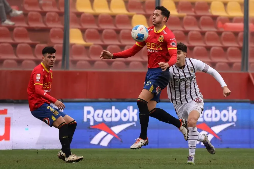 Gonzalo Castellani en acción ante Deportes La Serena. (Jonnathan Oyarzun/Photosport).