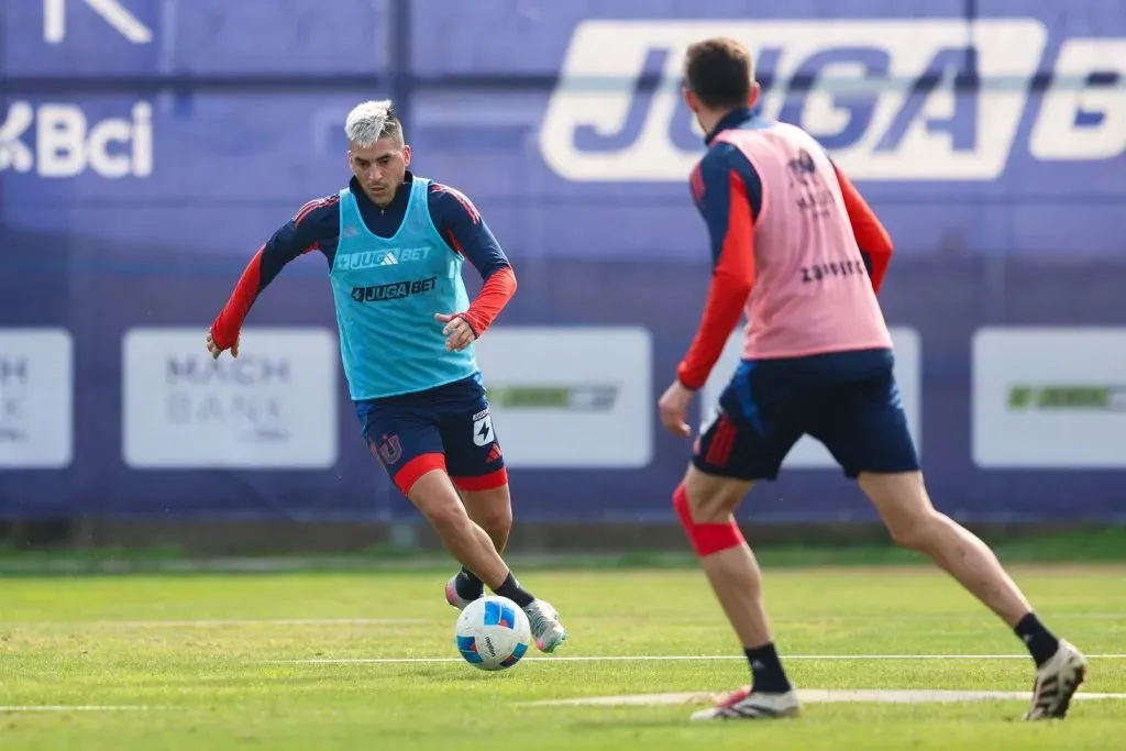 Lucas Di Yorio entrenó con la U con precaución en su rodilla. Foto: U de Chile.