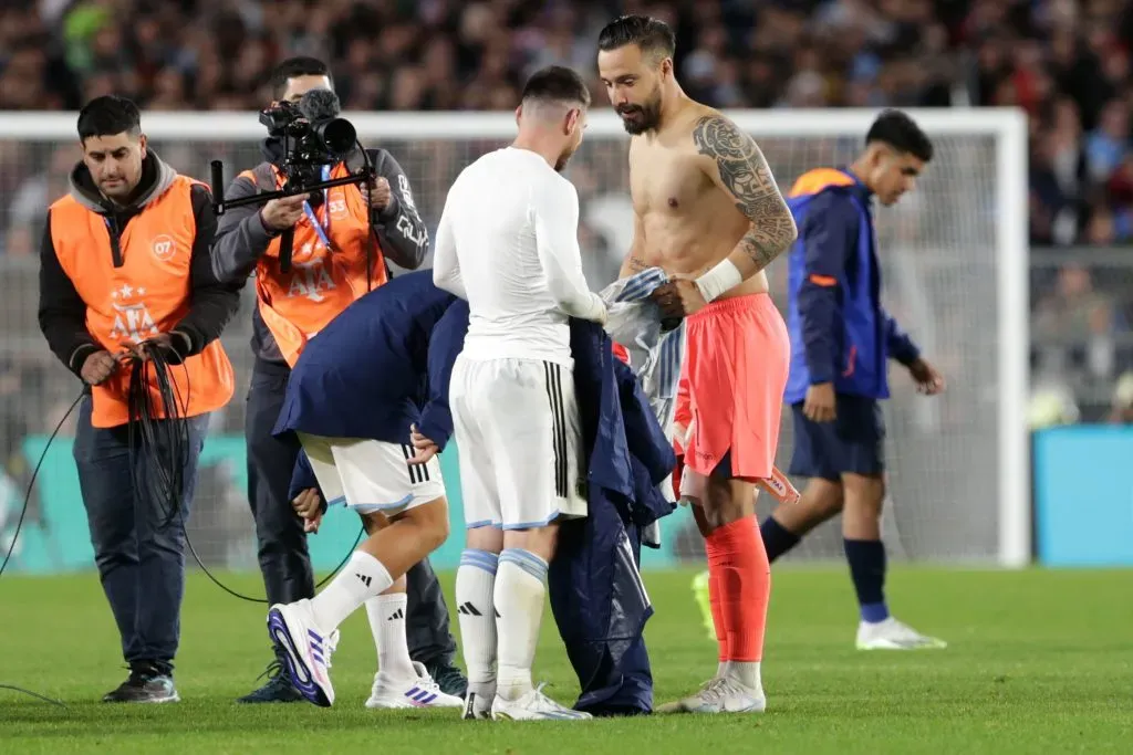 Hernán Galíndez le pide la camiseta a Messi en un partido por Eliminatorias. (Photo by Daniel Jayo/Getty Images)