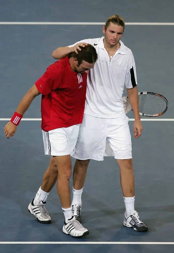 Mardy Fish felicita Nicolás Massú pero el oro en los Juegos Olímpicos de Atenas 2004 (Getty Images).