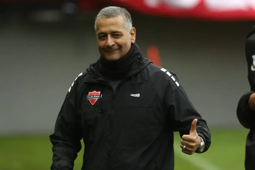 Ronald Fuentes interrumpió su carrera de entrenador por algunos años, donde fue gerente deportivo de Universidad de Chile y se metió al mundo de las comunicaciones. ¿Se merece una oportunidad en la selección chilena? | Foto: Photosport.