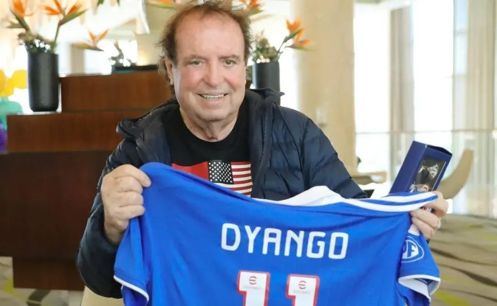 Dyango recibe el amor de U de Chile.