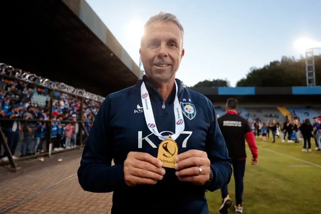 Gustavo Álvarez luce la medalla de campeón que conquistó junto a Huachipato. (Javier Vergara/Photosport).