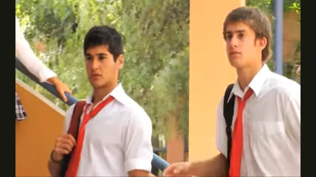 Sebastián Nasur, a la izquierda, en el dúo reggaetonero Nassim y M-Why. (Captura).