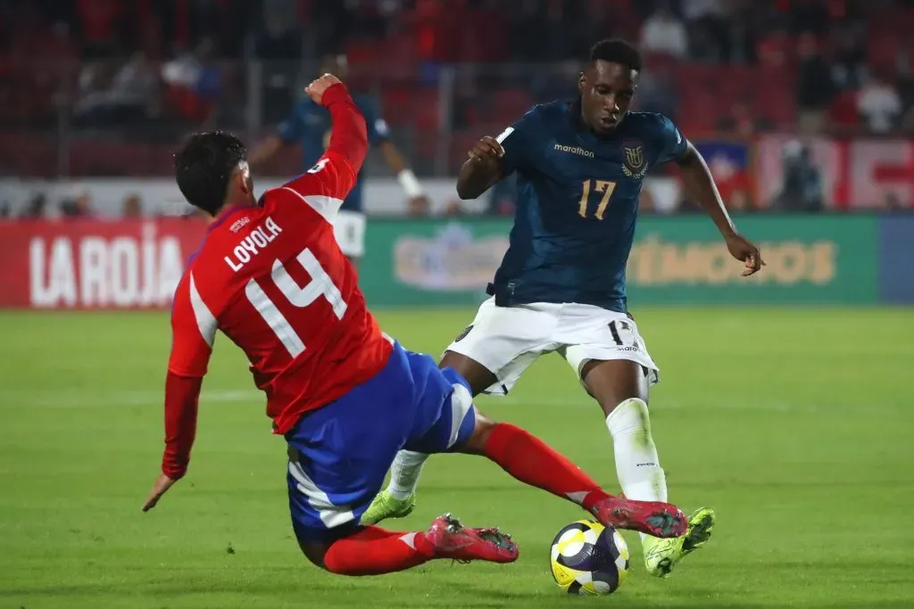 Darwin Guagua lucha un balón ante Felipe Loyola en el 0-0 entre Chile y Ecuador. (Jonnathan Oyarzun/Photosport).