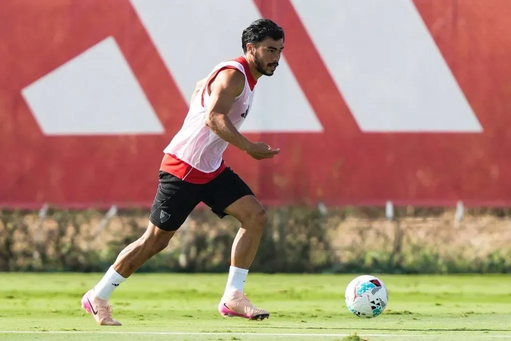 Gabriel Suazo todavía no está inscrito para poder jugar en la liga española. | Foto: Sevilla.