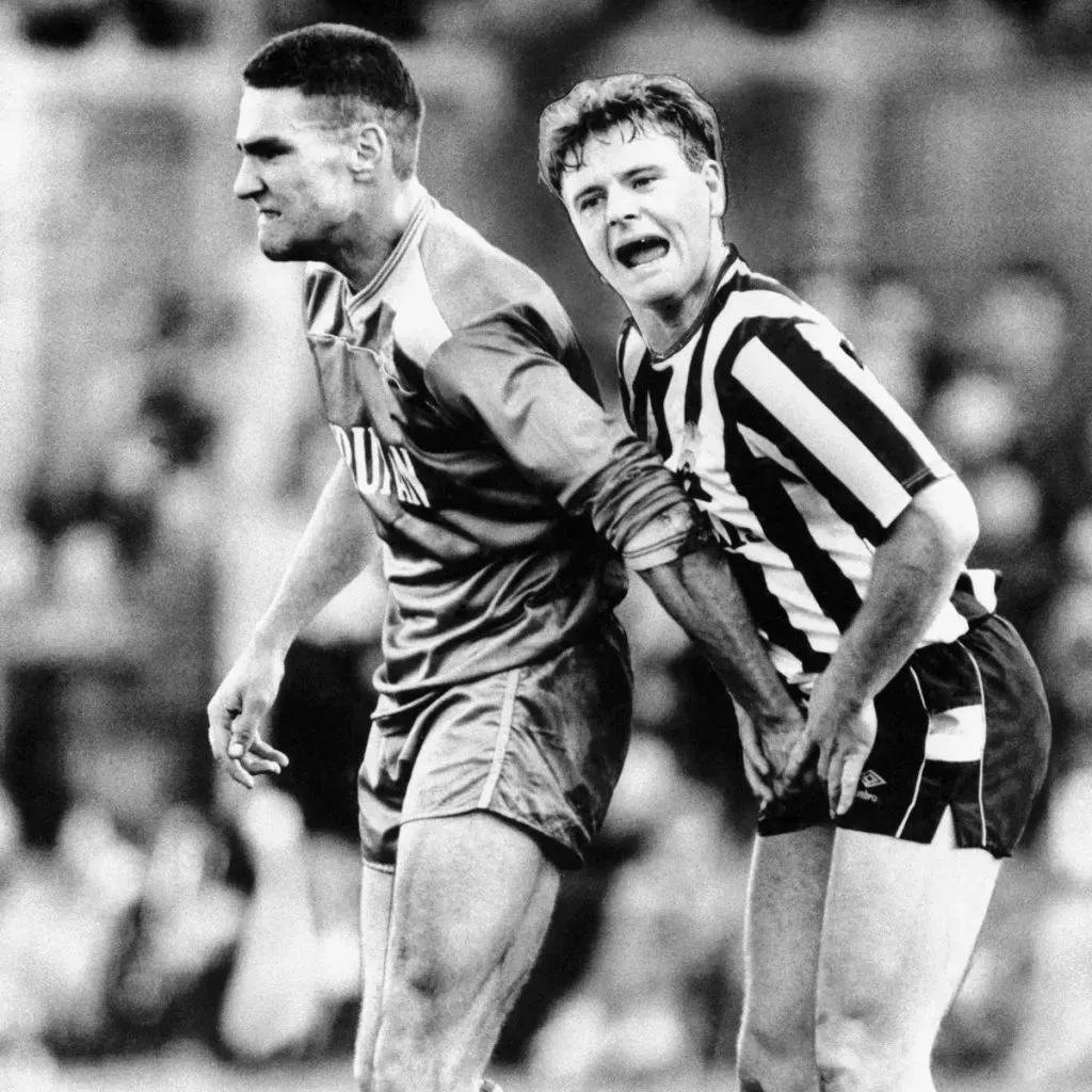 Vinnie Jones tocando más de la cuenta ante Paul Gascoigne. Imagen: Archivo