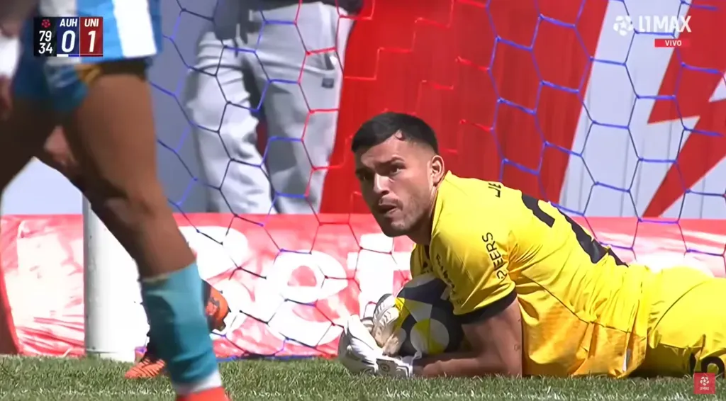 Miguel Vargas tras atajar con mucha seguridad un tiro de Carlos Ascues. (Captura)