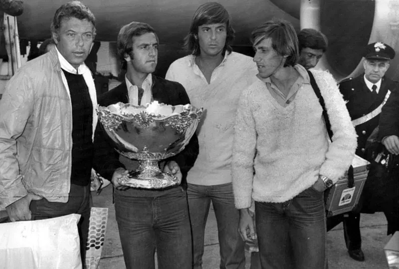 La selección italiana de tenis muestra a su llegada a Roma la Copa Davis 1976 ganada en Santiago de Chile unos días antes. De izquierda a derecha: Nicola Pietrangeli, Paolo Bertolucci, Adriano Panatta, Corrado Barazzutti y Zugarelli (Wikimedia Commons).