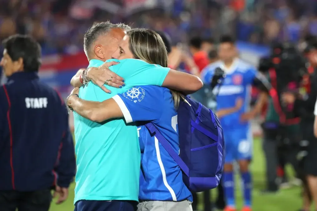 La celebración de Gustavo Álvarez y su esposa luego de ganar la Copa Chile. (Jonnathan Oyarzun/Photosport).