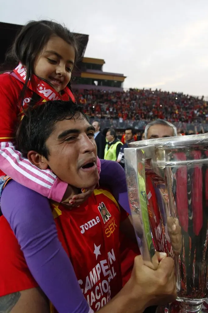 Dagoberto Currimilla celebra el título de primera división que ganó en la Unión Española. (Marcelo Hernandez/Photosport).