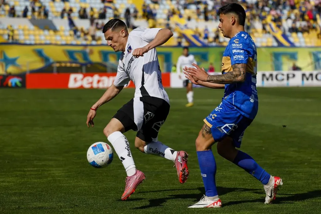 Lucas Cepeda en acción ante Alex Ibacache de Everton. (Andres Pina/Photosport).
