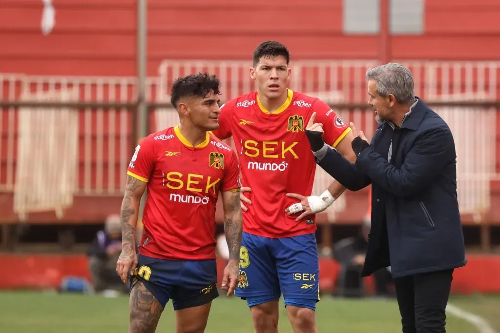 Unión Español recibió la visita de Roberto Tobar, jefe de los árbitros del fútbol chileno | Photosport