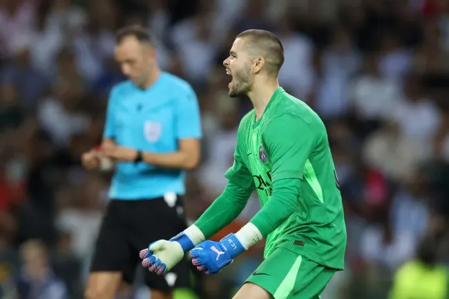 El arquero Lucas Chevalier tuvo su revancha tras tener bastante responsabilidad en el 1-0 del Tottenham. Terminó siendo clave para que el PSG se quede con la primera Supercopa de la UEFA de su historia. | Foto: Getty Images.