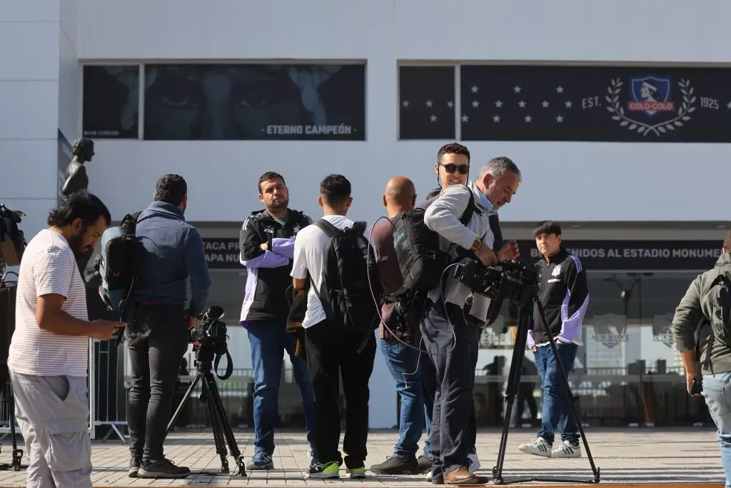 Los reporteros en el Estadio Monumental junto a Comunicaciones de Colo Colo tras la suspensión del Arengazo. Foto: Jonnathan Oyarzun/Photosport