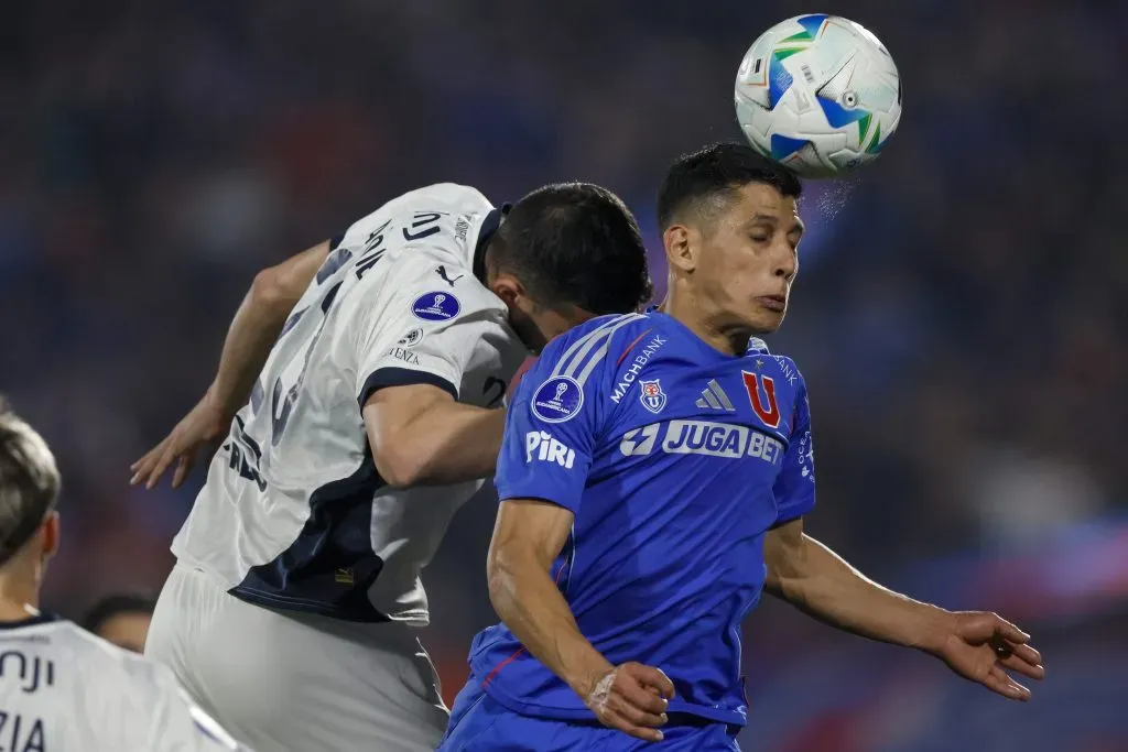Israel Poblete lleva varios partidos siendo un pilar en el mediocampo de Universidad de Chile. | Foto: Photosport.