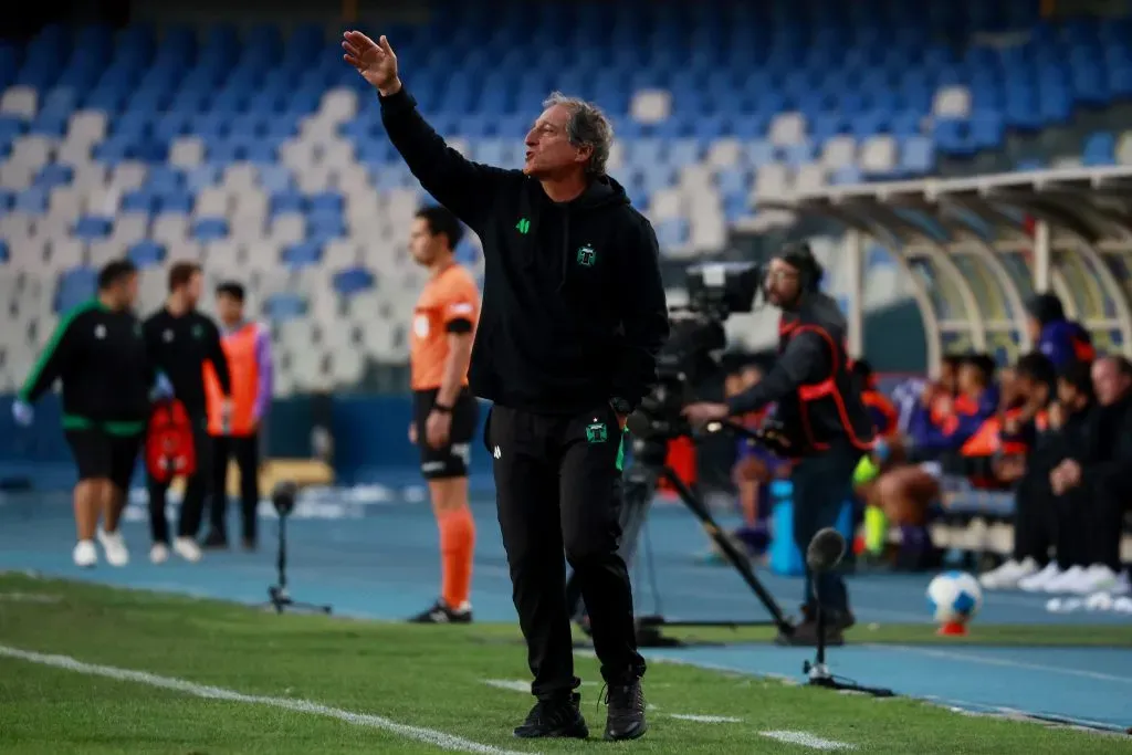 Mario Salas dirigió por última vez en Temuco, donde no le fue bien. Imagen: Photosport