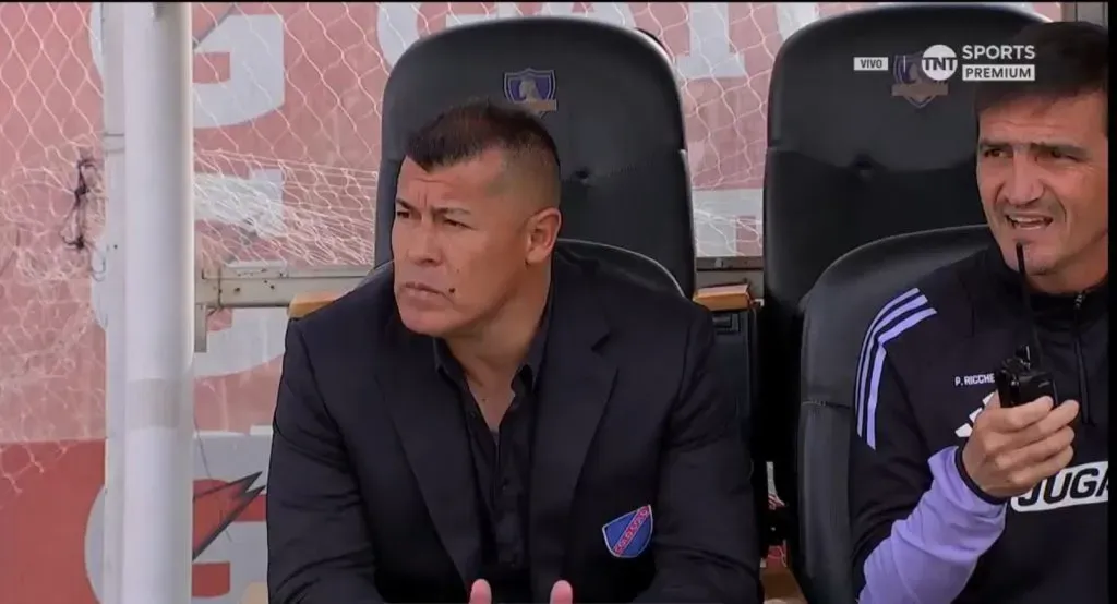 Jorge Almirón viste listo para la foto en Colo Colo. Foto: TNT Sports.