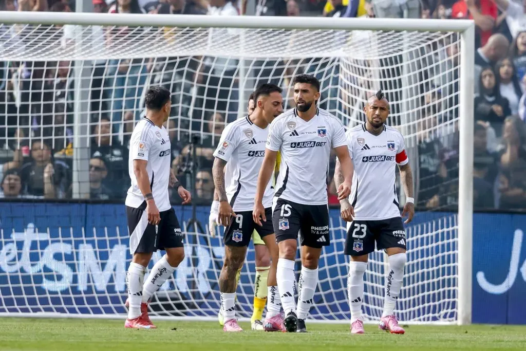 Colo Colo vivió un desastre ante la UC. Foto: Pepe Alvujar/Photosport