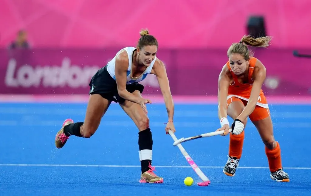 Luciana Aymar lucha contra Eva De Goede durante los Juegos Olímpicos de Londres 2012 (Getty Images).