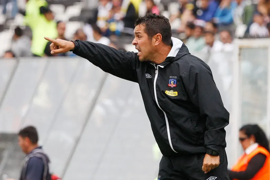 Héctor Tapia dirigió cinco Superclásicos con Colo Colo y los ganó todos. ¿Seguirá con esa racha en una semanas más? | Foto: Photosport.