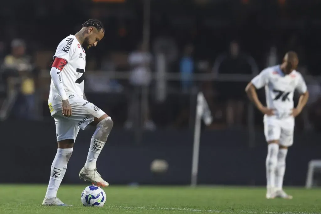 Neymar quedó destrozado tras la goleada sufrida por Santos ante Vasco da Gama. (Alexandre Schneider/Getty Images).