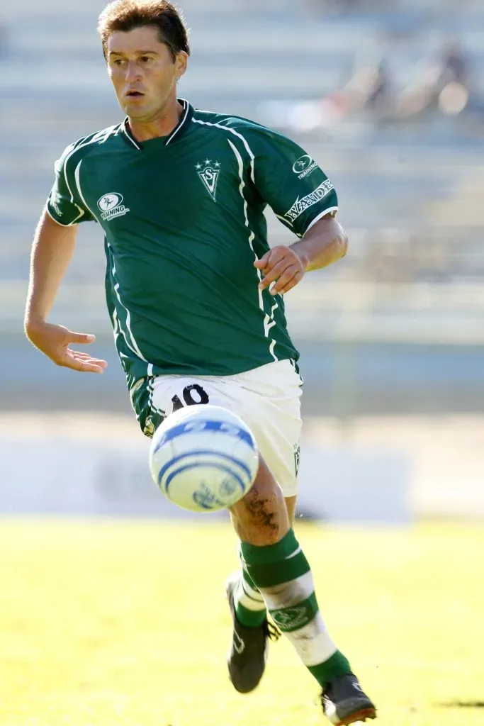 Víctor Hugo Ávalos en acción por Santiago Wanderers, donde jugó en el Apertura 2007. (ANDRES PINA/PHOTOSPORT).