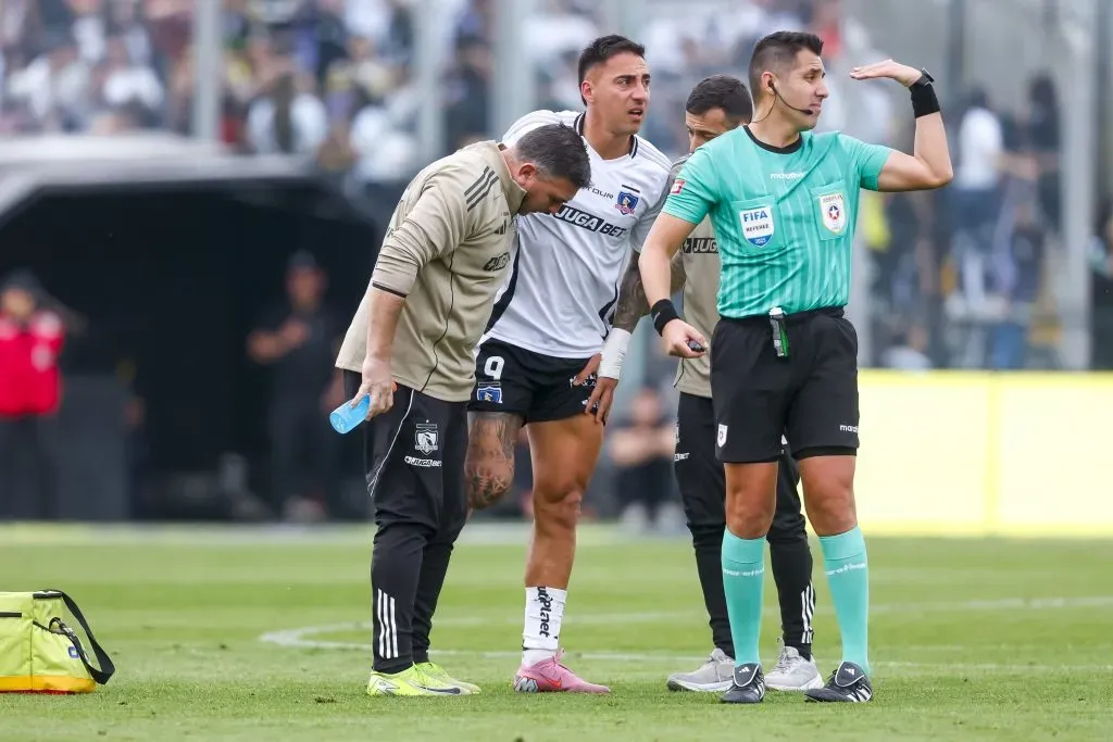 Javier Correa había presentado molestias en su pierna derecha tras el partido ante Universidad Católica. Foto: Pepe Alvujar/Photosport.