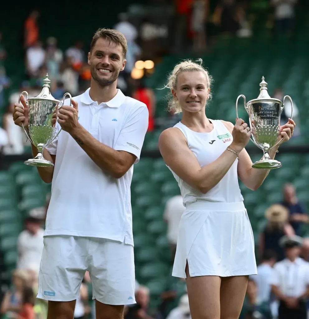 Sem Verbeek y Katerina Siniakova, campeonas de dobles mixtos en Wimbledon 2025 (Getty Images).