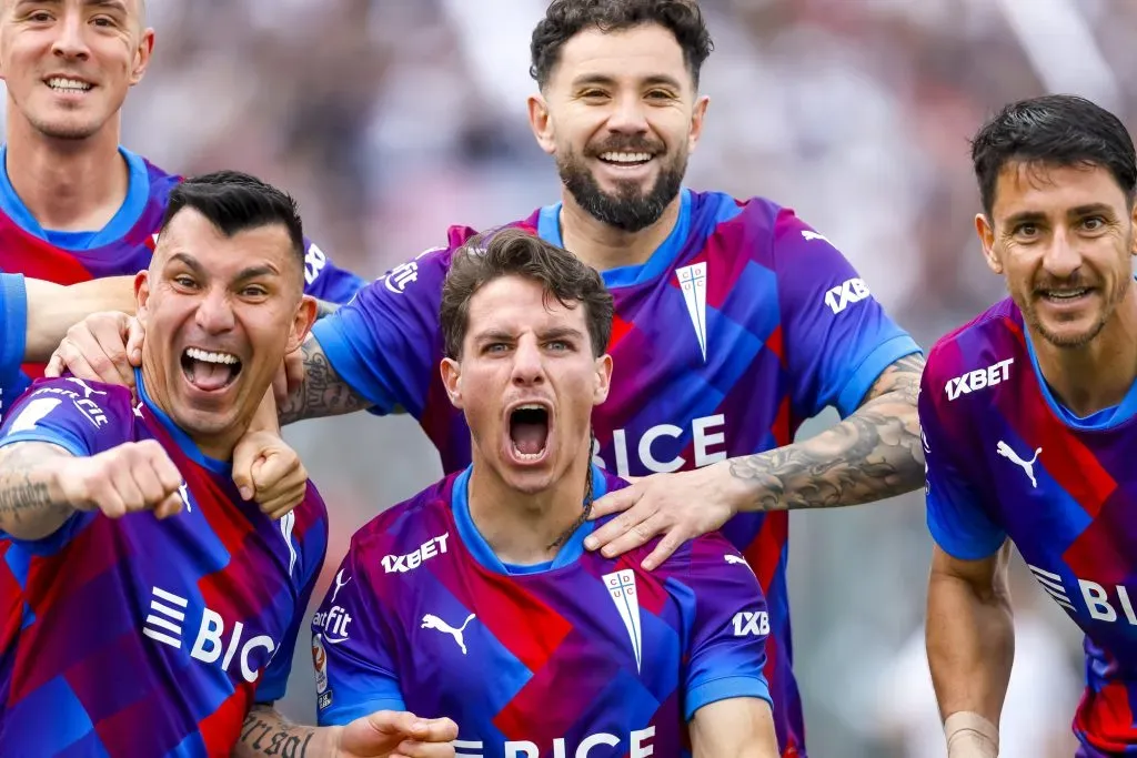 Clemente Montes fue uno de los más efusivos en el festejo del gran triunfo cruzado a Colo Colo. (Pepe Alvujar/Photosport).