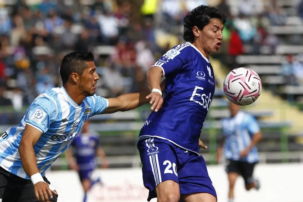 Futbol, Magallanes vs Naval.
17º Fecha, Campeonato de Clausura 2012.
El jugador de Naval Mario Salgado, derecha, disputa el balon contra Javier Lemari de Magallanes durante el partido de primera B jugado en el estadio Santiago Bueras.
14/10/2012.
Santiago, Chile.
Marcelo Hernandez/Photosport****************
Football, Magallanes vs Naval.
17 th date, Closure Championship 2012.
Naval’s player Mario Salgado, right, battles for the ball against Magallanes Javier Lemari during their first B football match held at Santiago Bueras Stadium in Santiago,Chile.
14/10/2012.
Marcelo Hernandez/Photosport