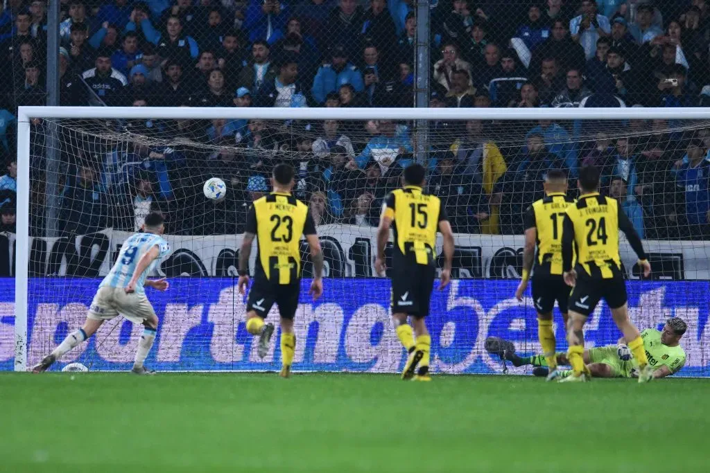 Adrián Martínez venció a Cortés con un penal muy bien pateado. (Marcelo Endelli/Getty Images).