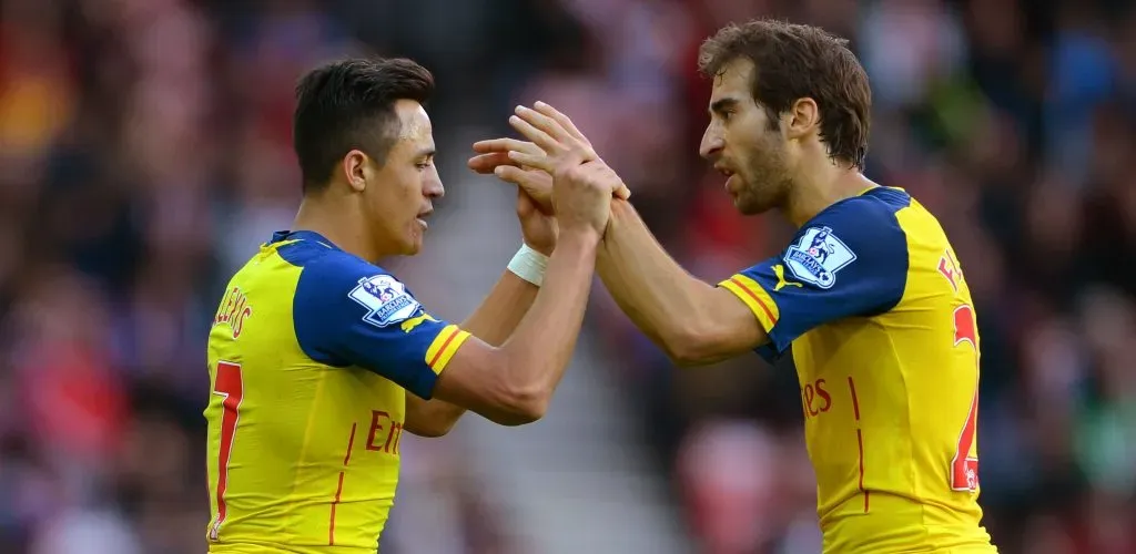 Mathieu Flamini festeja junto a Alexis Sánchez en el Arsenal. (Michael Regan/Getty Images).