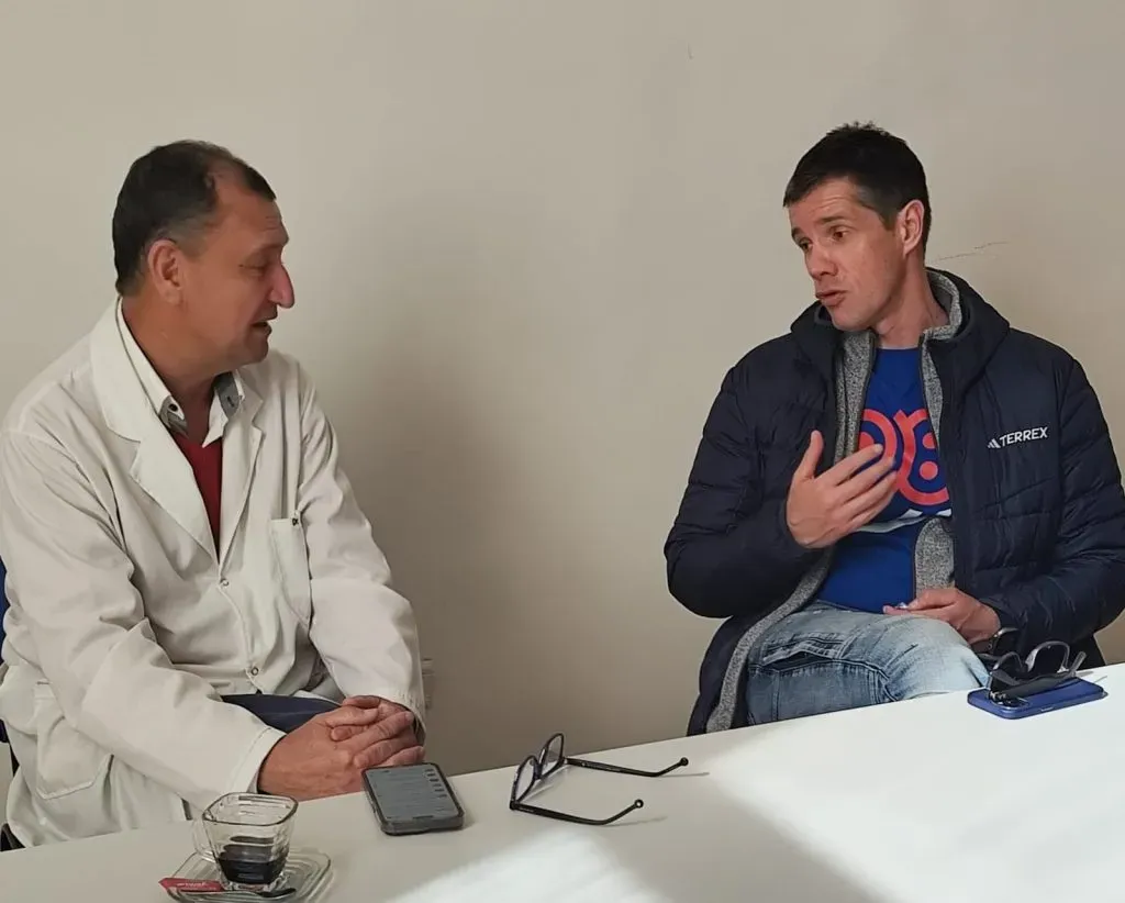 Michael Clark visitando el Hospital Fiorito en Avellaneda. Foto: Prensa U de Chile/Cedida.