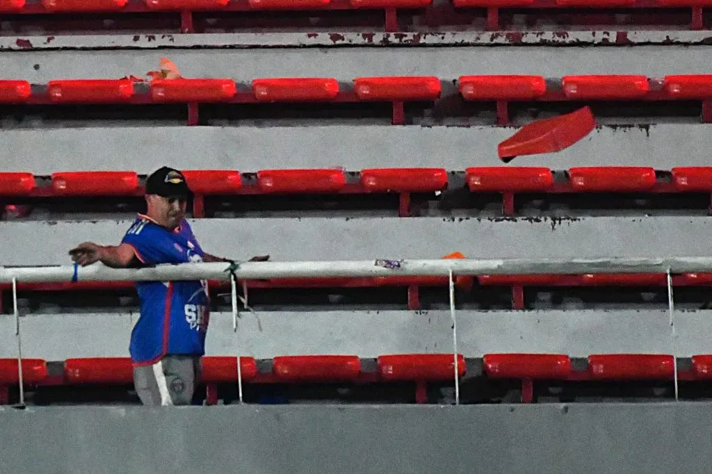 La policía de Argentina recomendó suspender el partido al ver que los hinchas de Universidad de Chile comenzaron a lanzar objetos desde su tribuna. | Foto: Photosport.