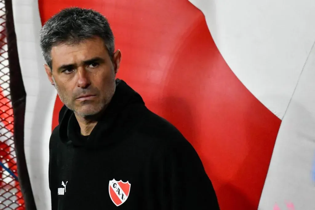 El impresentable Julio Vaccari, DT de Independiente: ex entrenador de la U revela que la trampa y los graves incidentes del Rojo estaban preparados desde antes.