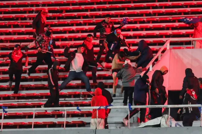 La masacre de Avellaneda será la otra preocupación de U. de Chile, ahora ante la Conmebol. Foto: Sebastián Ñanco/Getty Images.