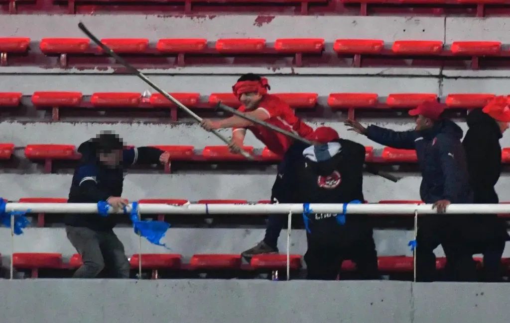 Sí, hubo hinchas de la U que se comportaron pésimo, pero la barra de Independiente fue criminal y sanguinaria.