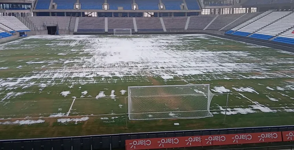 Así quedó la cancha del nuevo Claro Arena tras la gran cantidad de nieve que cayó. | Foto: Captura.