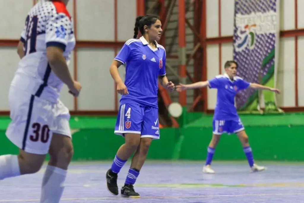Emily en el equipo de sus amores, la Universidad de Chile | Instagram