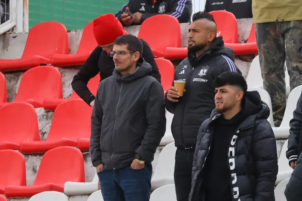 Arturo Vidal viendo a Colo Colo ante Palestino. Foto: Jonnathan Oyarzun/Photosport
