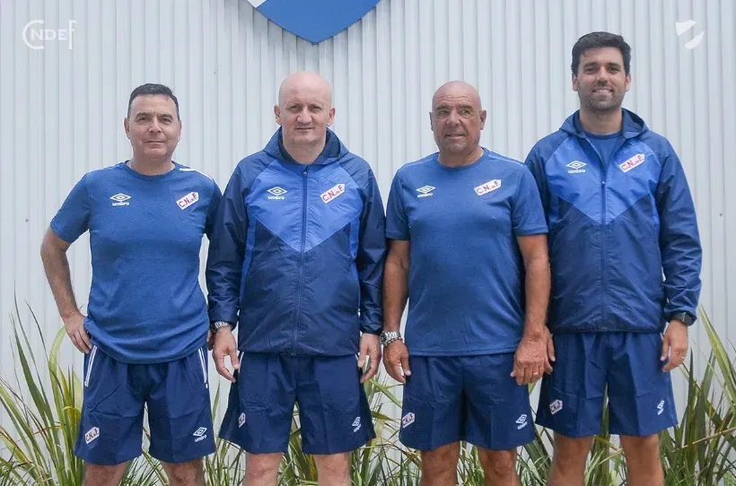 Marcelo Cabezas a la izquierda de Pablo Repetto, el segundo en la imagen de izq a der. (Foto: Nacional de Montevideo).