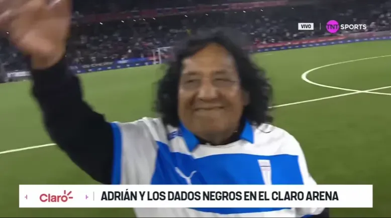 Adrián cantó en el primer partido de Universidad Católica en el Claro Arena. Foto: TNT Sports.
