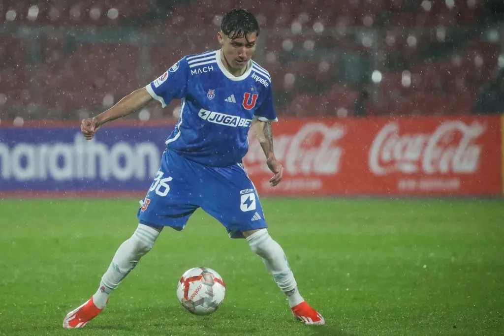 Salvador Negrete en un duelo de U de Chile ante Municipal Puente Alto en la Copa Chile 2024. (Jonnathan Oyarzun/Photosport).