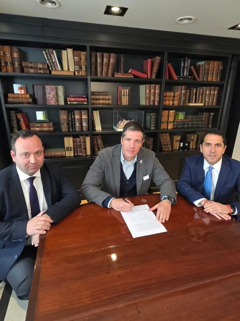 La foto de Michael Clark y el abogado José Ramón Correa con la justicia en Argentina. Foto: U de Chile.