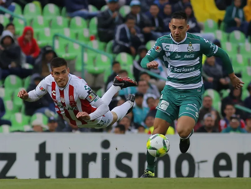 Javier Correa llamó la atención de Quinteros y Colo Colo cuando estaba en el Santos Laguna de México. (Manuel Guadarrama/Getty Images).